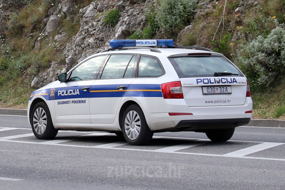 Na osobnom vozilu slomio prednje i stražnje vjetrobransko staklo, pa iz njega ukrao alat