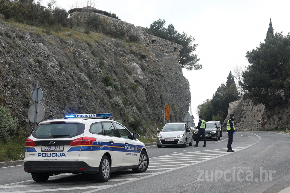 Policijski punktovi na Dupcu i u Platu - Provodi se odluka o zabrani napu&scaron;tanja mjesta prebivali&scaron;ta (FOTO)