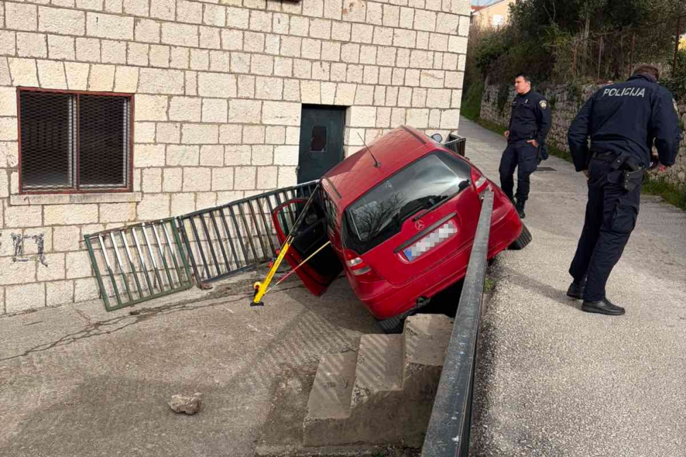 Neobična nesreća koja je srećom pro&scaron;la bez težih posljedica, Mercedes upao u dvori&scaron;te "stare &scaron;kole" (FOTO)
