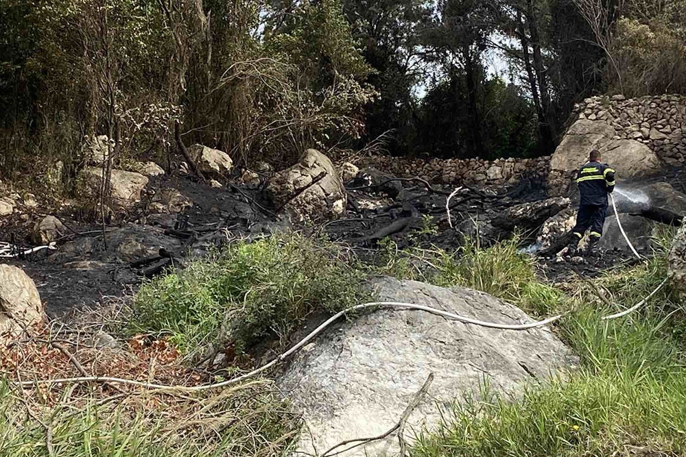 Paljenje suhe trave i korova jutros izazvalo požar na Bra&scaron;ini, izgorjelo 300 kvadrata niskog raslinja (FOTO)