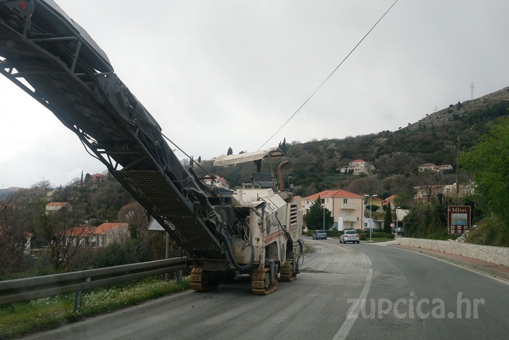 Postavlja se novi sloj asfalta - Semafori na magistrali kroz Vrelo, a nema gužve ni kolona (FOTO)