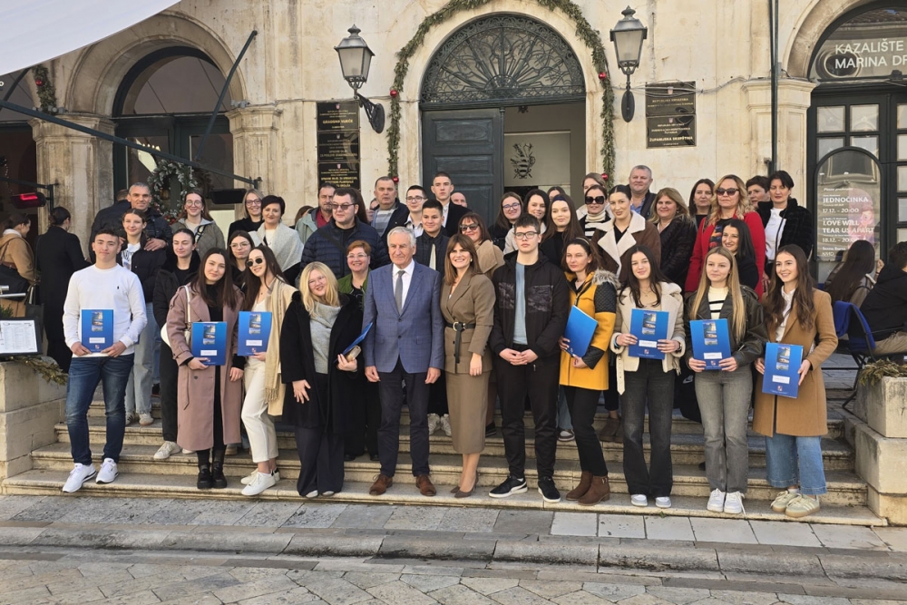 Župan potpisao ugovore za stipendije darovitim učenicima i studentima te onima koji se obrazuju za deficitarna zanimanja